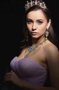 Stüdyoda poz veren seksi esmer.