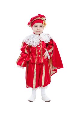 Stüdyoda poz veren sevimli küçük çocuk.