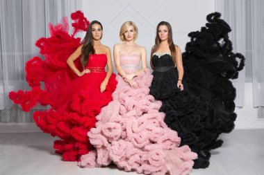 Üç seksi kadın stüdyoda poz veriyor.