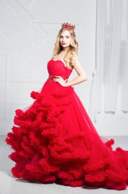 Stüdyoda poz veren hoş genç bir sarışın.