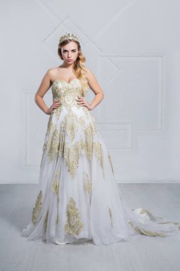 Stüdyoda poz veren güzel kadın.