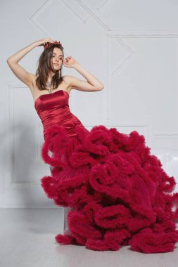 Stüdyoda hoş bir genç bayan.