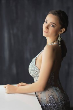 Stüdyoda poz veren hoş bir bayan.