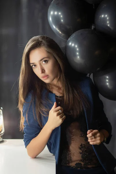 Jovem senhora agradável posando perto de balões — Fotografia de Stock