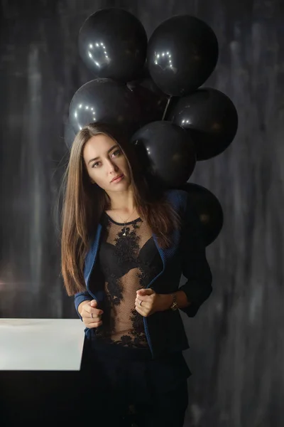 Joven linda mujer posando cerca de globos — Foto de Stock