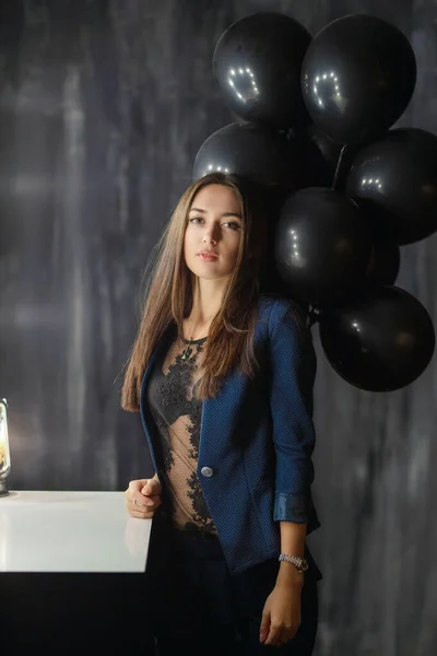 Jonge mooie vrouw poseren in de buurt ballonnen — Stockfoto