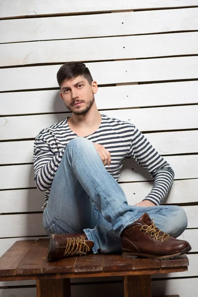 Homem lindo posando em estúdio — Fotografia de Stock