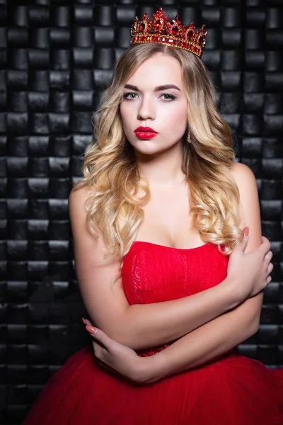 Retrato de una mujer agradable posando en un estudio —  Fotos de Stock