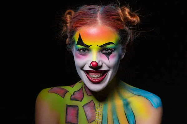 一个带着人体艺术小丑的快乐女人 — 图库照片