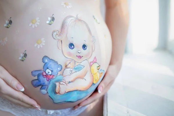 Hamile bir kadının karnında güzel bir çizim. — Stok fotoğraf