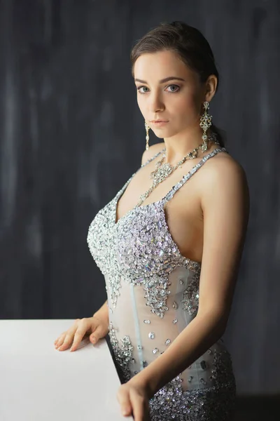 Beautiful young lady posing in a studio — Stock Photo, Image