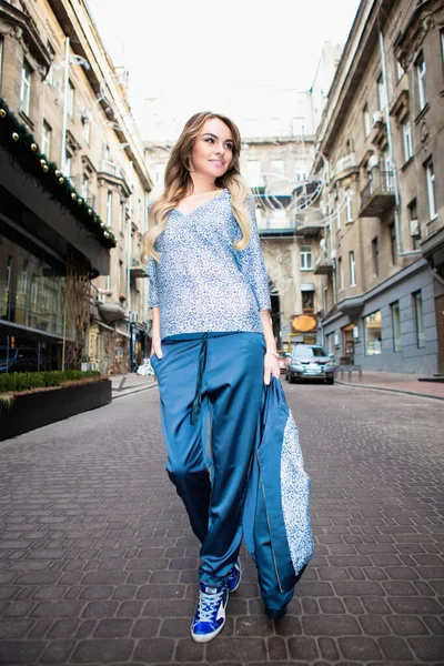 Açık havada poz veren tatlı sarışın