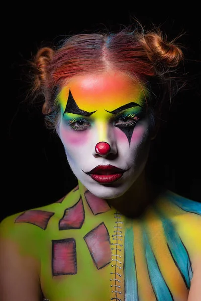 Mulher atraente com um palhaço de arte corporal — Fotografia de Stock