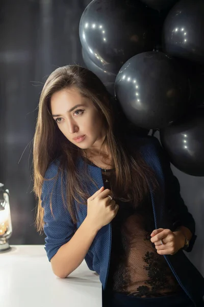 Joven dama atractiva posando cerca de globos — Foto de Stock