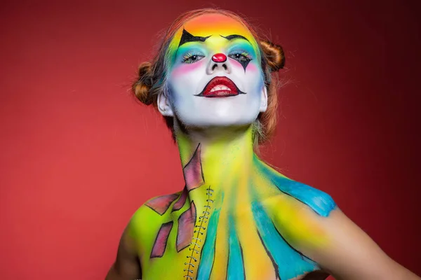 Belle jeune femme avec un clown maquillage aqua — Photo