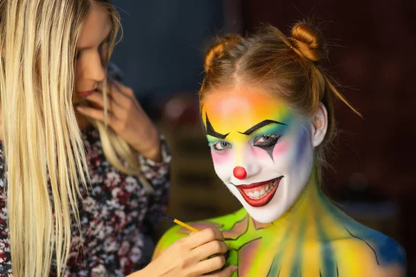 Maquiagem artis coloca uma maquiagem aqua em uma senhora atraente — Fotografia de Stock