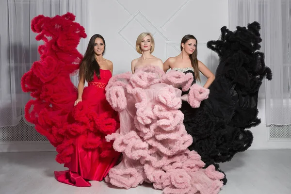 Tres mujeres lindas posando en el estudio —  Fotos de Stock