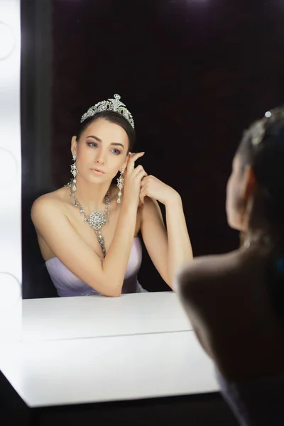 Reflectie van een mooie vrouw poseren in een studio — Stockfoto