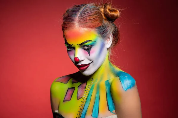 Bella giovane donna con un pagliaccio trucco aqua — Foto Stock