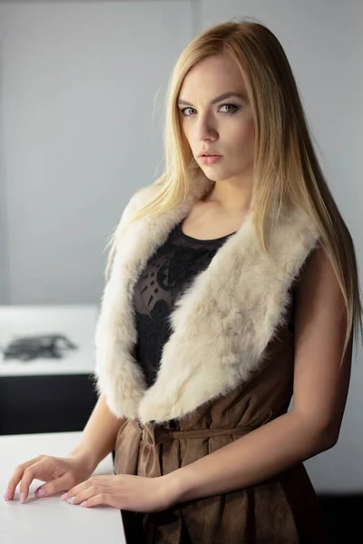 Portrait of a beautiful young lady posing in studio — ストック写真