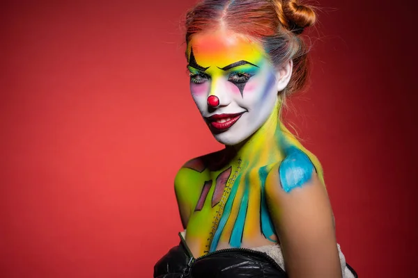 Urocza młoda kobieta z wodnym makijażem clown — Zdjęcie stockowe
