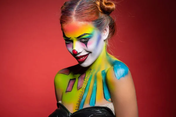 Affascinante giovane donna con un pagliaccio trucco aqua — Foto Stock