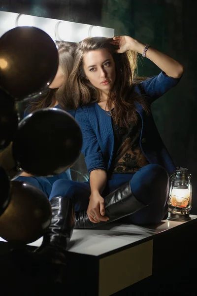 Pretty young lady posing while sitting — Stock Photo, Image