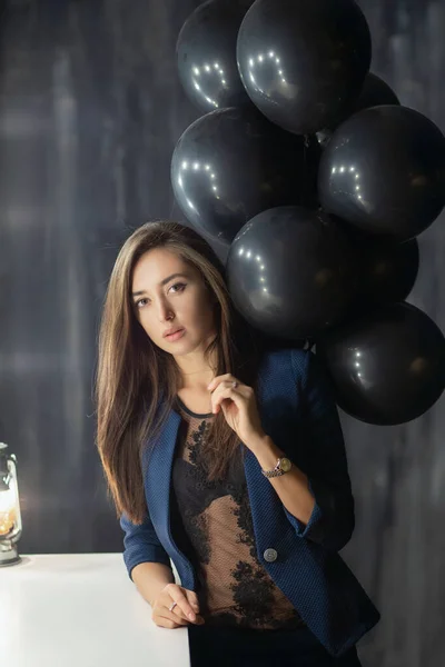 Joven linda dama posando cerca de globos — Foto de Stock