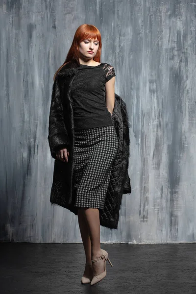 Aantrekkelijke redhead vrouw poseren in studio — Stockfoto