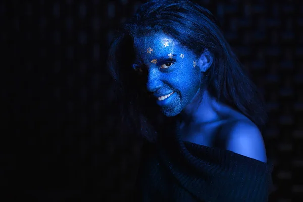 Mladá krásná dívka s modrým aqua make-up — Stock fotografie