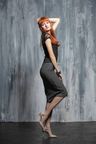 Jeune dame rousse mignonne posant en studio — Photo