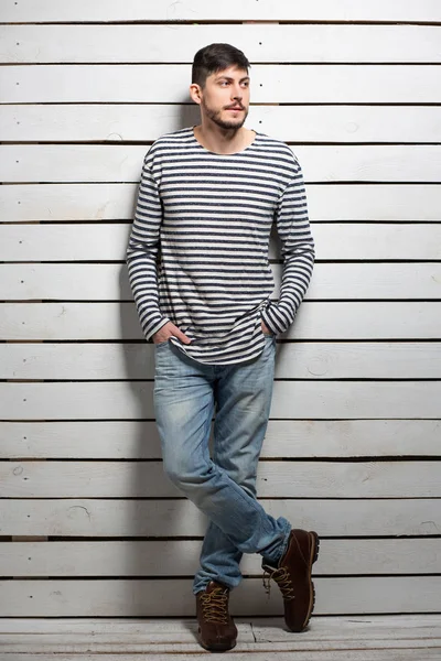 Stüdyoda poz veren hoş bir esmer.