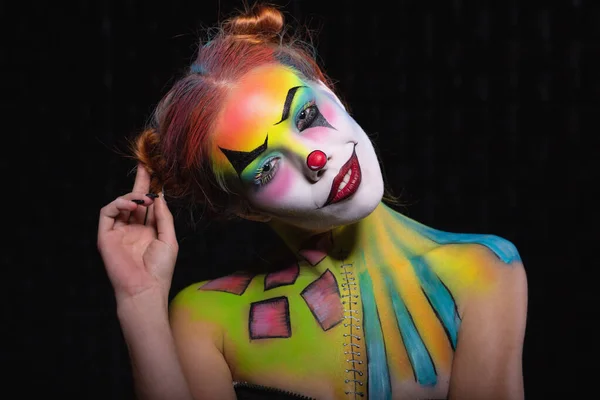 Carino signora con un viso pittura clown — Foto Stock