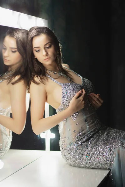 Stüdyoda poz veren tatlı bir esmer.