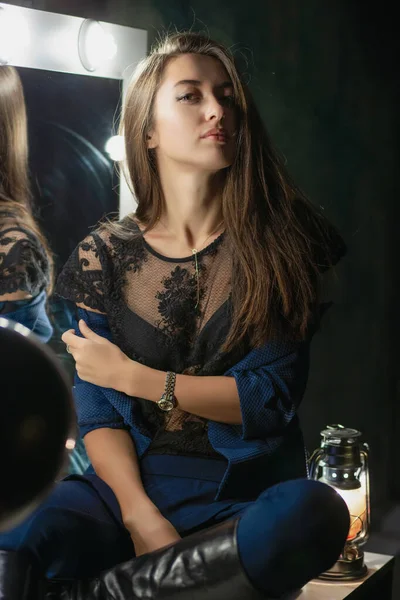 Aynanın yanında poz veren tatlı bir esmer kız.