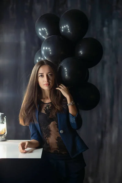 Joven mujer encantadora posando cerca de globos —  Fotos de Stock