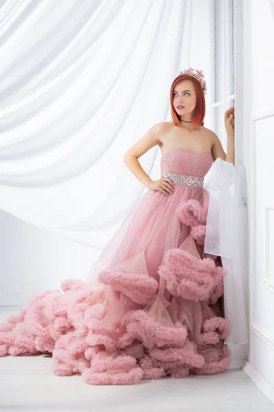 Pretty young redhead woman posing in a studio — Stock Photo, Image