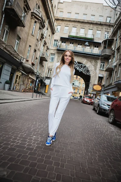 Dışarıda poz veren hoş bir bayan.