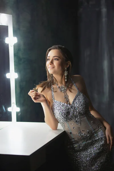 Attractive young woman posing in a studio — Stock Photo, Image