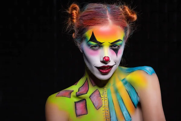 Senhora brincalhão com um palhaço de pintura facial — Fotografia de Stock