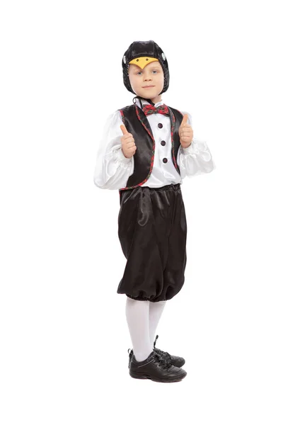Pequeno menino bonito em um traje de pinguim — Fotografia de Stock