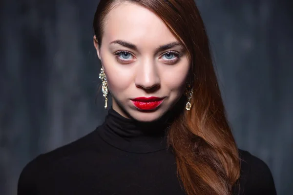 Retrato de una joven y atractiva dama — Foto de Stock