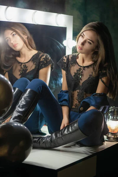 Aynanın yanında poz veren sevimli bir esmer.