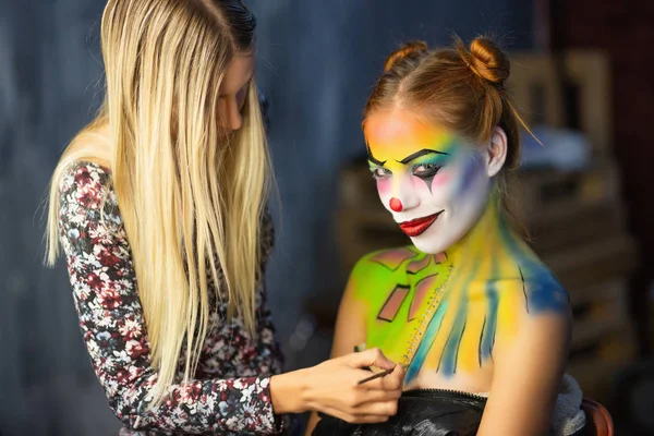 The artist applies body art to a lovely woman — Stock Photo, Image