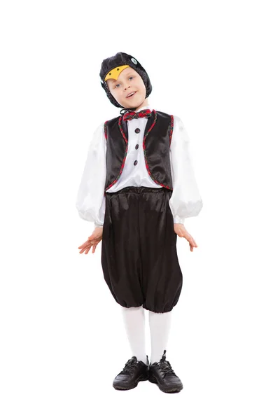 Piccolo ragazzo carino in costume da pinguino — Foto Stock