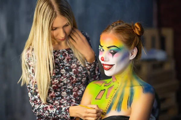 Çekici bir kadına yüz resmi yapan sanatçı.