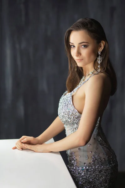 Attractive young lady posing in a studio — ストック写真