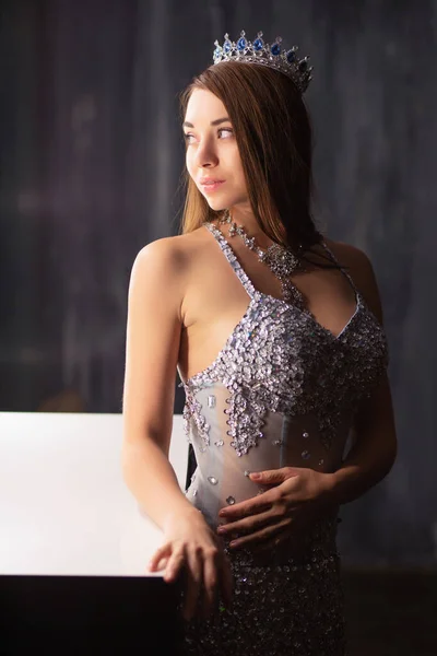 Vacker ung kvinna poserar i en studio — Stockfoto