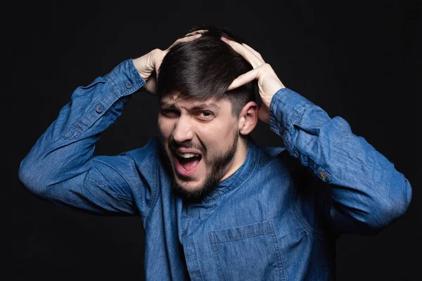 Hombre atractivo gritando posando en el estudio — Foto de Stock