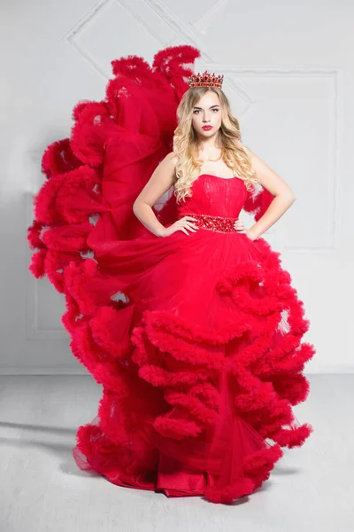 Pretty young blonde poses in a studio — Stock Photo, Image